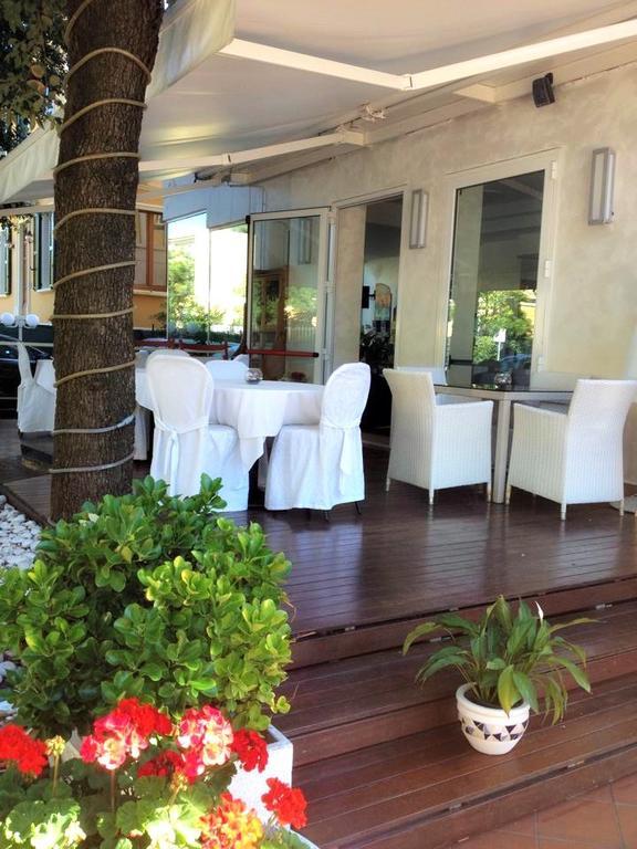 Hotel Mediterraneo Pesaro Exterior foto